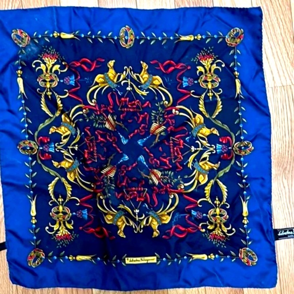 Authentic SALVATORE FERRAGAMO Scarf Silk - Picture 4 of 4